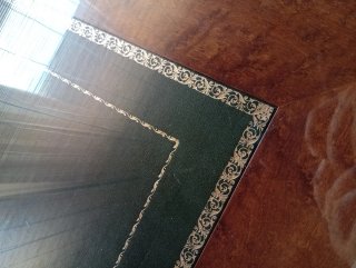 Escritorio madera clásico con tapa cristal
