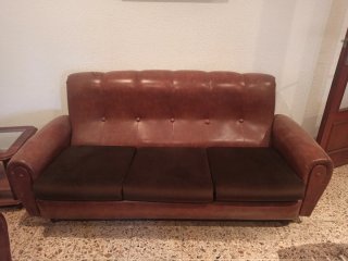 Sofá de piel marrón