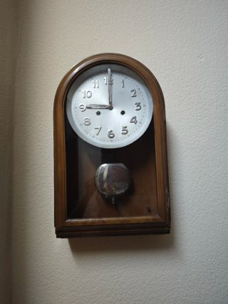 Reloj de péndulo antiguo de madera