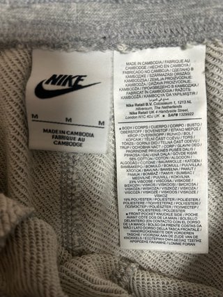 Pantalón corto Nike gris