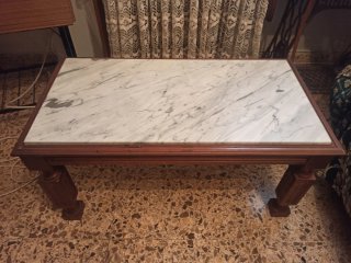 Mesita de centro de mármol y madera
