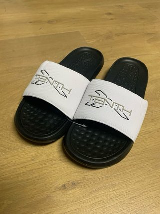Chanclas Tenth