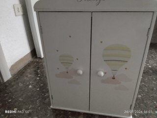 Armario de madera para muñecas