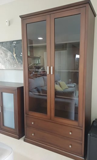 Vitrina de madera con puertas de cristal y cajones