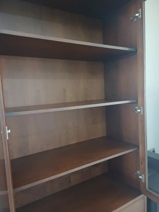 Vitrina de madera con puertas de cristal y cajones