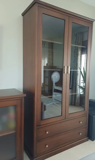 Vitrina de madera con puertas de cristal y cajones