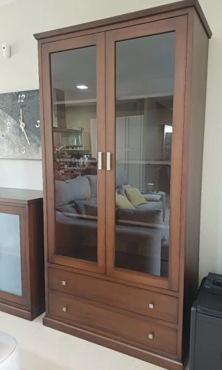 Vitrina de madera con puertas de cristal y cajones