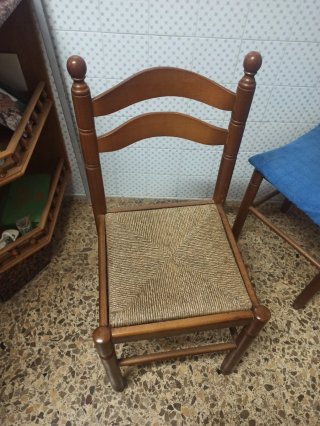 Silla de madera con asiento de yute