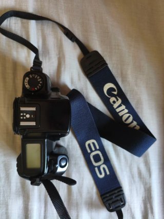 Canon EOS 1000F + Flash + objetivo + accesorios