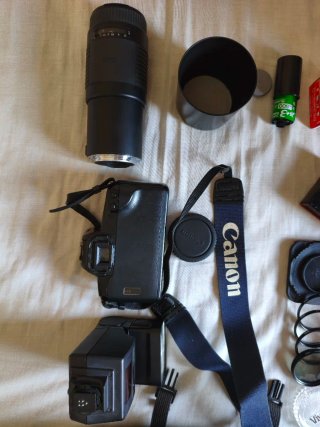 Canon EOS 1000F + Flash + objetivo + accesorios