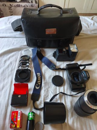 Canon EOS 1000F + Flash + objetivo + accesorios