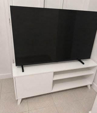 Mesa TV blanca con 1 puerta y 2 estantes