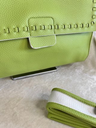 Bolso verde lima con asa extraíble