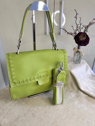 Bolso verde lima con asa extraíble