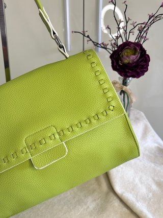 Bolso verde lima con asa extraíble