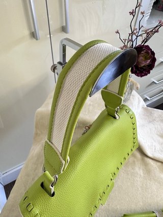 Bolso verde lima con asa extraíble