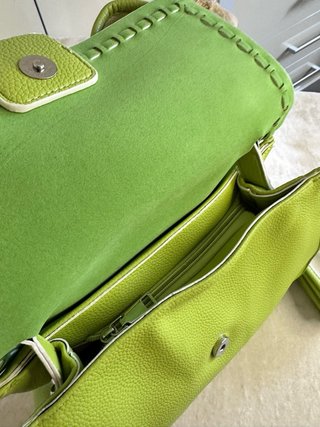 Bolso verde lima con asa extraíble