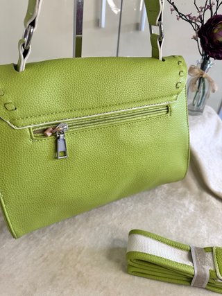 Bolso verde lima con asa extraíble