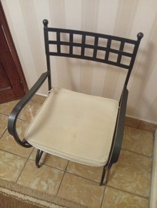 Silla de hierro forjado con cojín beige