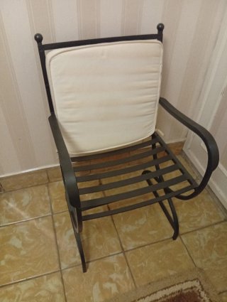 Silla de hierro forjado con cojín beige