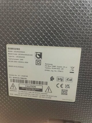 TV Samsung 24' Smart TV lleva golpe hay foto