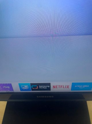 TV Samsung 24' Smart TV lleva golpe hay foto