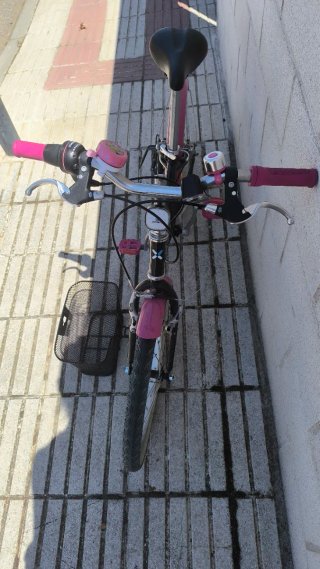 Bicicleta infantil BTwin rosa y negra