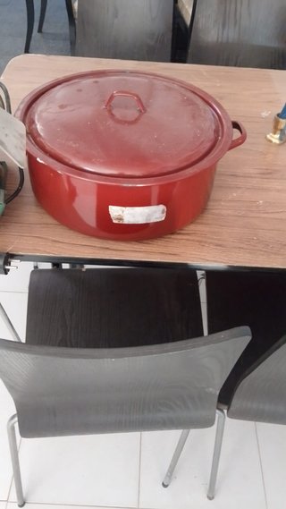 Olla grande roja metálica
