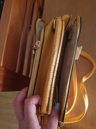 Bolso amarillo mostaza con textura cocodrilo