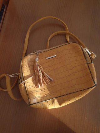 Bolso amarillo mostaza con textura cocodrilo