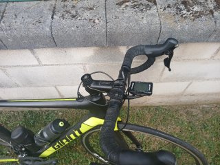 Bicicleta de carretera Giant Negra y Amarilla