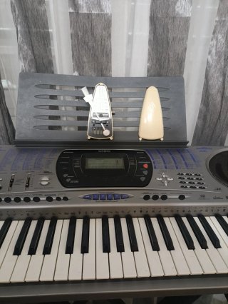 Teclado Casio CTK-671 + Partituras+ metrónomo.