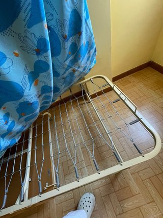 Estantería de madera con cama plegable.