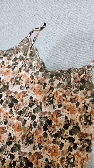Camiseta tirantes con encaje floral