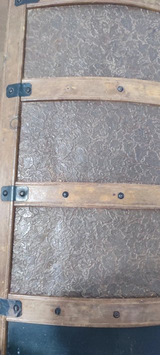 Baúl antiguo de madera y metal