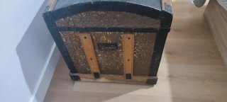 Baúl antiguo de madera y metal