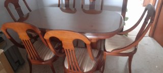 Mesa de comedor y 6 sillas de madera