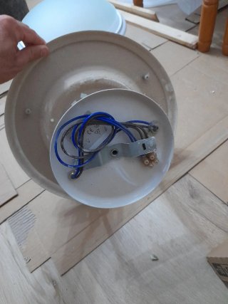 Lámparas de techo blancas y doradas