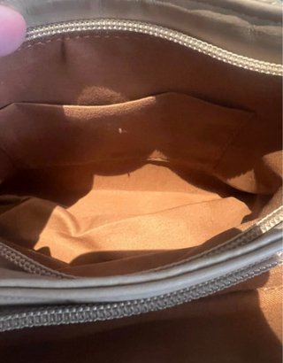 Bolso beige de mano y hombro