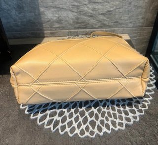 Bolso beige de mano y hombro