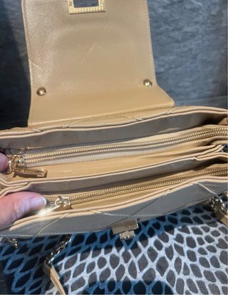 Bolso beige de mano y hombro