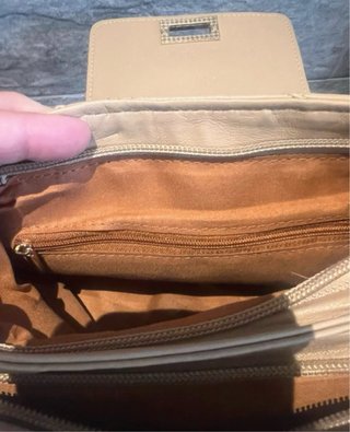 Bolso beige de mano y hombro