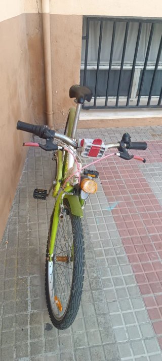 Bicicleta infantil Btwin verde y blanca