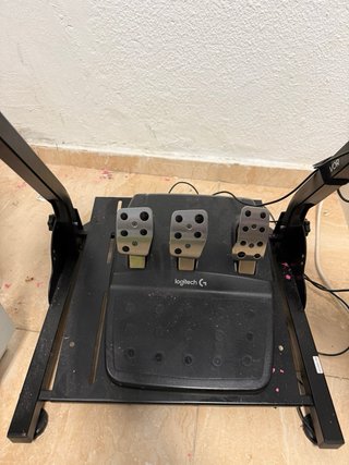 Volante Logitech PS4/PS5 con Pedales y marchas