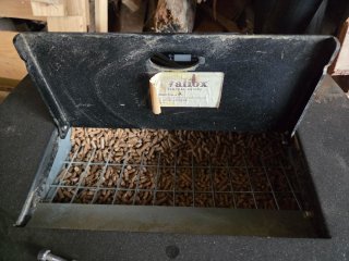 Estufa de pellets + pallet de pellets + limpiador