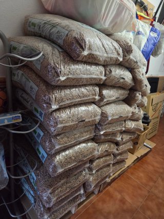Estufa de pellets + pallet de pellets + limpiador
