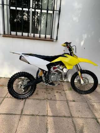 Moto de Cross Blanca y Amarilla