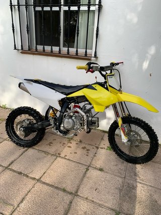 Moto de Cross Blanca y Amarilla