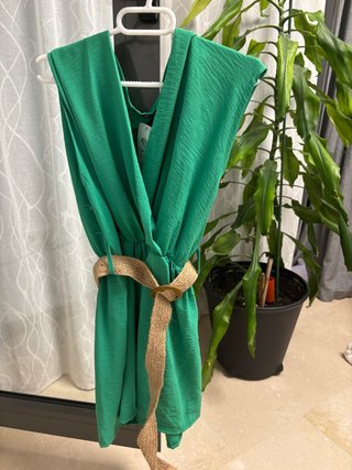 Vestido verde corto con cinturón