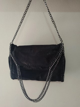 Bolso cadenas negro tipo Stella McCartney.